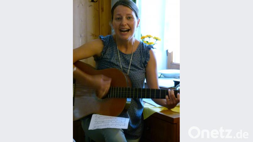 „Hast du heute schon gelacht?“, fragte Kathrin Karban-Völkl zum Auftakt in einem Lied: Die Kemnatherin referierte unter dem Motto „Packt die Lebensfreud’ ein!“ beim Frauenfrühstück des Katholischen Frauenbundes und versprühte dabei jede Menge gute Laune. rn