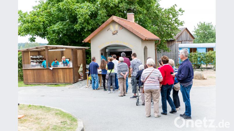 Die Schlange vor dem Steinofen wird nicht kürzer. Pizza und Zwiebelkuchen sind neben den gegrillten Spareribs der Renner auf dem Dorffest. sml