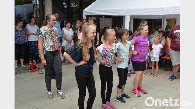 Einige Mädchen studierten mit ihrer Lehrerin einen Tanz ein, den sie nun beim Schulfest zeigten. dob