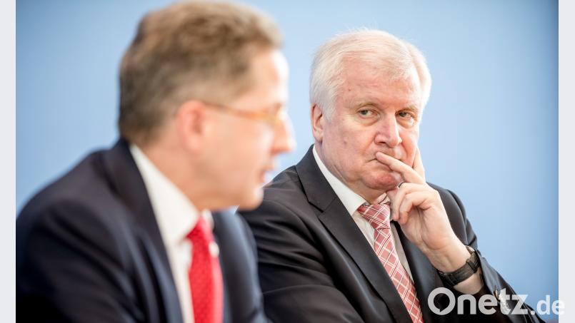 Horst Seehofer (CSU, rechts), Bundesminister für Inneres, Heimat und Bau, mit Hans-Georg Maaßen, dem Präsidenten des Bundesamtes für Verfassungsschutz, bei der Vorstellung des Verfassungsschutzberichtes 2017. Michael Kappeler/dpa