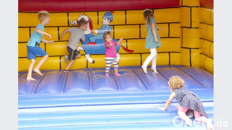 Vergnügen bereitet den Kindern auch die Hüpfburg. fsb