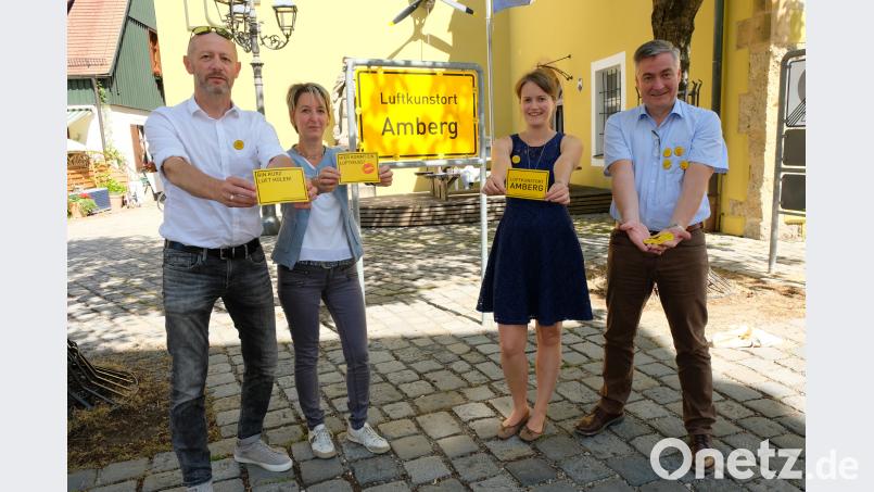 Manfred Wilhelm (Büro Wilhelm), Marina Meixner (Tourist-Information), Simone Plail und Thomas Eichenseher (Stadtmarketing Amberg) präsentieren die neuen Werbeartikel zum Luftkunstort. exb