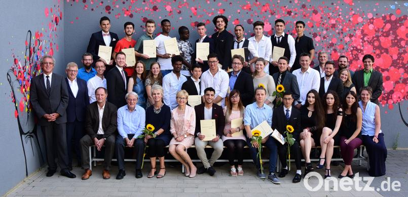 Diesen Tag werden sie nicht vergessen. 22 Schüler der Integrationsvorklasse der FOS/BOS haben ihren Mittleren Schulabschluss geschafft. Stolz halten sie die Zeugnisse in ihren Händen. Winkler