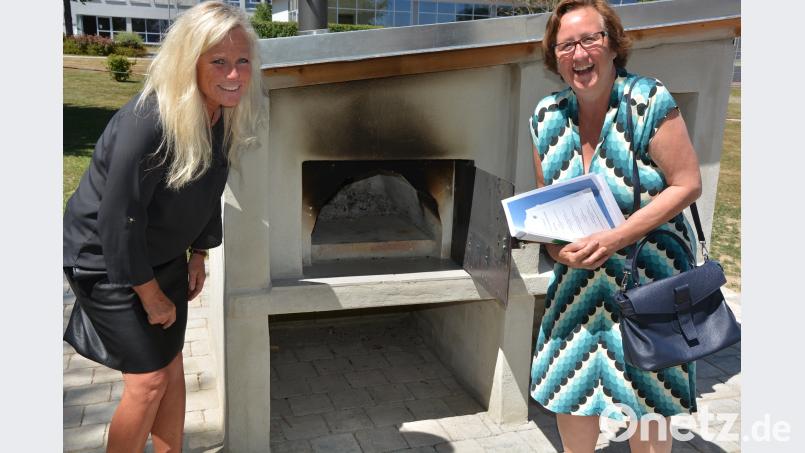 Schauten ganz genau nach, der Holzofen ist ein Gemeinschaftsprojekt mit der Bayerischen Bauwirtschaft. Besichtigt wurde er von Beate Michl (rechts) und Schulleiterin Claudia Strobel-Dietrich. jr