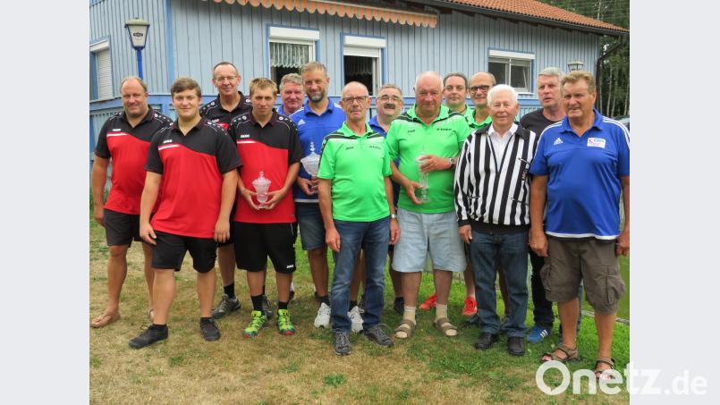 Souverän sichert sich der FC Kaltenbrunn (blaues Trikot) den Sieg in einer Doppelrunde am Samstagvormittag. adj