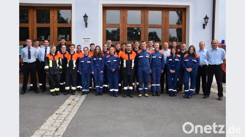 Kreisbrandmeister Andreas Götz (rechts) gratuliert den erfolgreichen Teilnehmern zur bestandenen Prüfung. fla