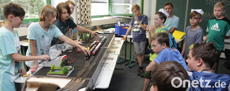 Hier haben die Schüler versucht, die Naabtalbahn als Modell nach zu bauen. Der Lehrer Johannes Handbaum hat dazu sein Hobby mit in die Schule gebracht. Der ein oder andere der Schüler habe seine Eltern schon um eine Modelleisenbahn angefleht, wie der Lehrer erzählte. Wolfgang Steinbacher