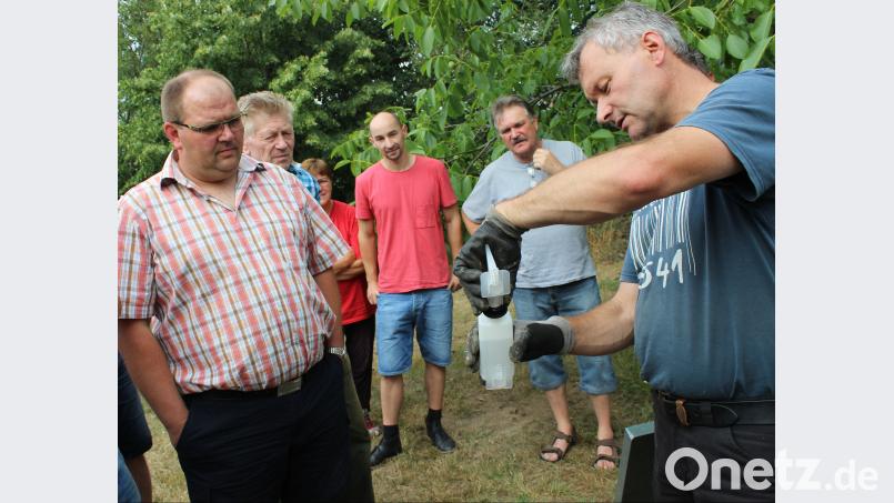 Bioimker Wolfgang Gleißner (rechts) führte einen Nassenheider Verdunster vor. pko