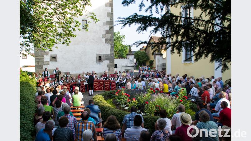 Die Musikkapelle Dießfurt lädt zur Serenade in den Hof des Dießfurter Hammerschlosses ein. WHW