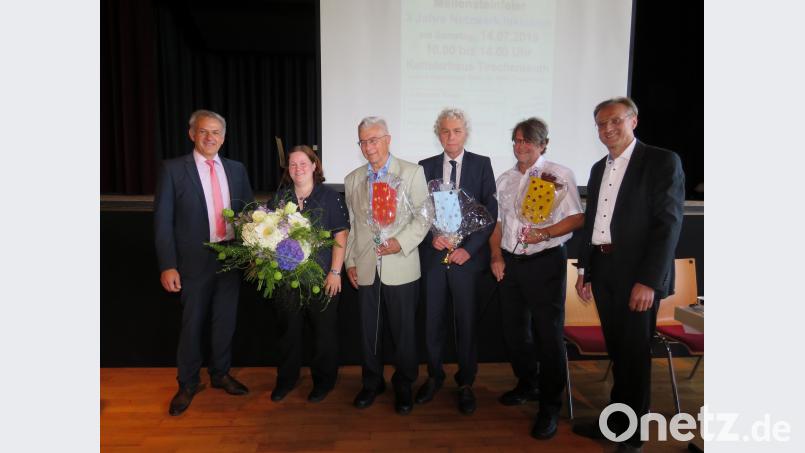 Geschäftsführer Berthold Kellner (rechts) und Lebenshilfe-Vorsitzender Roland Grillmeier (links) überreichten den "Motoren" des Netzwerkes, Christina Ponader, Landrat a. D. Karl Haberkorn, Landrat Wolfgang Lippert und Mitarbeiter Friedrich Wölfl, für ihr Engagement Geschenke. ubb