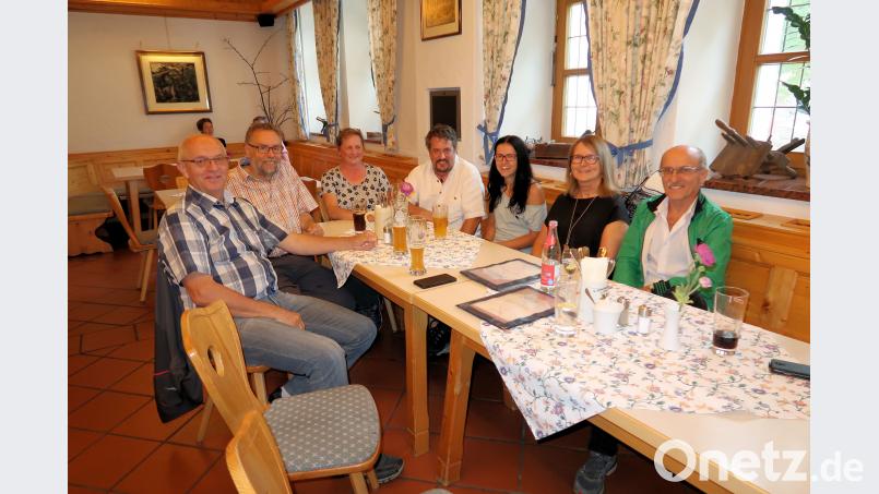 Zu einer Saison-Rückschau trafen sich die Friedenfelser Storchenfreunde in der Schlossschänke. Robert Mertl (Zweiter von links) freute sich bei der Zusammenkunft über die Anwesenheit der Mitarbeiterin des Landesbund für Vogelschutz Christiane Geidel (Dritte von rechts) und von Dr. Philipp Wagner (Mitte), Kurator für Forschung und Artenschutz beim Allwetterzoo Münster. bsc