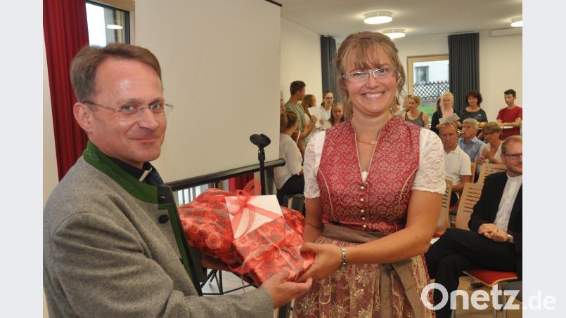 Dekan Alexander Hösl verabschiedet Christine Hecht, die als Gemeindereferentin 14 Jahre lang in der Pfarrei tätig war. dob