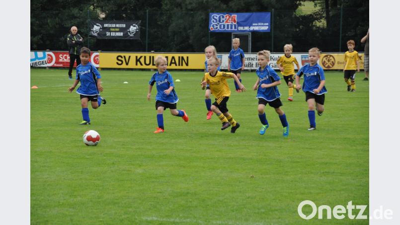 Mit großem Eifer jagen die jungen Spiel dem Ball nach. ak