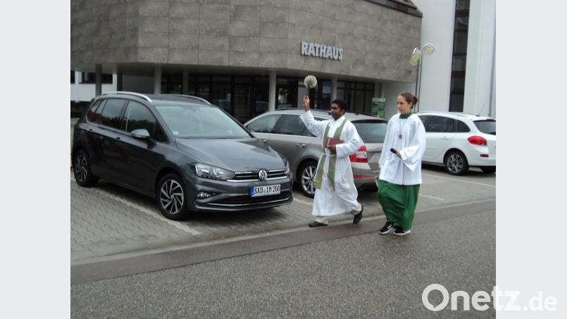 Pfarrvikar Joseph Kokkoth nahm die Fahrzeugsegnung vor. ksi