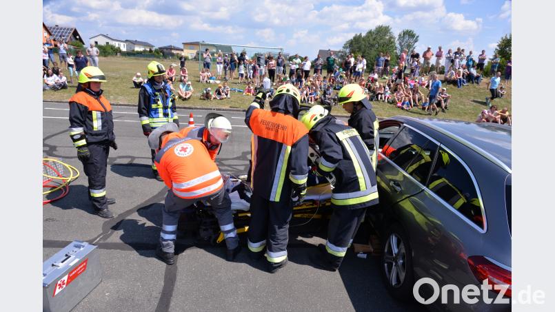 Bei der Schauübung zum Abschluss des Sicherheitstages erleben Schüler, Lehrer und Eltern, wie harmonisch BRK und Feuerwehr zusammenarbeiten. sei