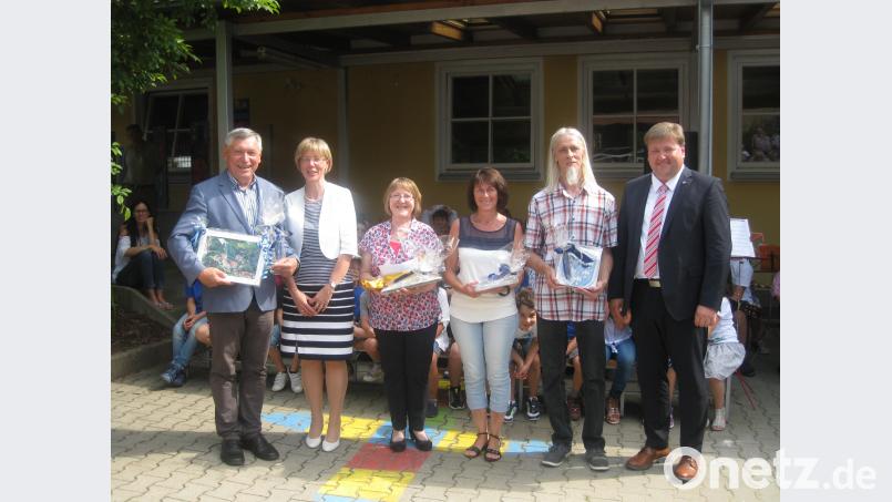 Bei der Verabschiedung (von links) Schulleiter Martin Sekura, Schulamtsdirektorin Beatrix Hilburger, Lehrerin Irmgard Scharl, die Betreuer Waltraud Fromm und Bernd Roithmeier sowie Bürgermeister Stefan Braun. exb