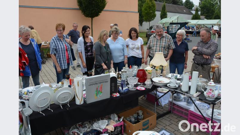 Die Besucher fanden auf dem Markt eine reiche Auswahl an alten Sachen vor. So mancher konnte auch ein Schnäppchen ergattern. jr