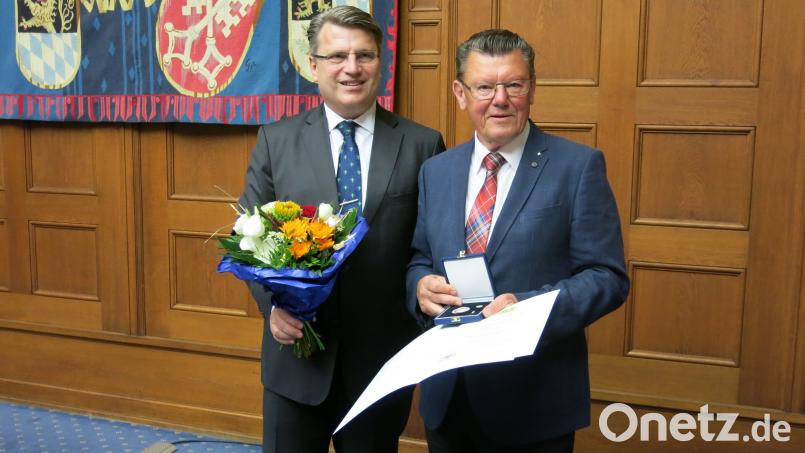 Justizminister Winfried Bausback verleiht Adolf Baumann die Justizmedaille. Pressestelle OLG Nürnberg