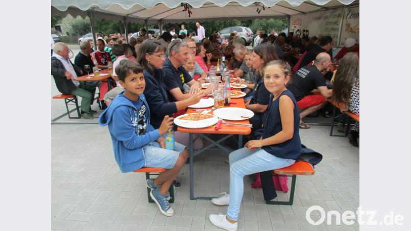 Einige Minuten im Pizzaofen, dann war das Abendessen beim Weiherner Pizzaabend fertig und konnte serviert werden. slh