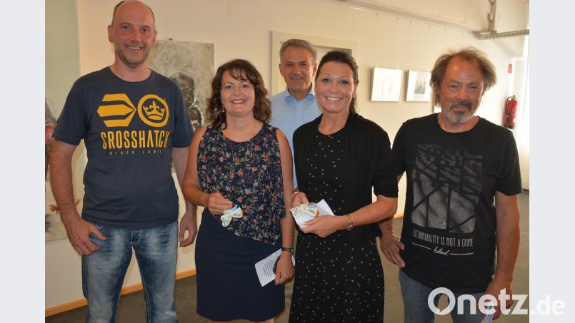 Mit einem Schutzengel bedankte sich die Staatliche Fachschule für Produktdesign Selb beim Museumsteam. Im Bild (von links) Fachlehrer Jürgen Heinl, Nicole Schuller, Bürgermeister Roland Grillmeier, Marion Papsch und Fachlehrer Jürgen Steidl. jr