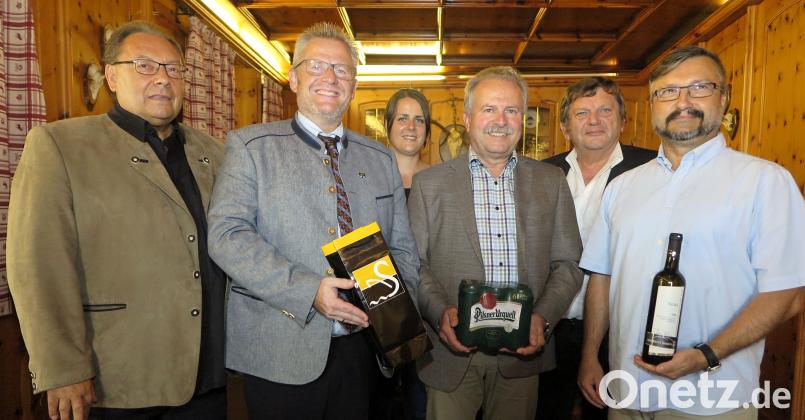 Ernst Schober, OB Andreas Feller, Iris Simbeck, Robert Valenti und Vladimir Vlcek (von links) bedankten sich bei Rektor Günter Portner (Dritter von rechts) für die Unterstützung der Schulpartnerschaft Schwandorf-Sokolov. Hirsch