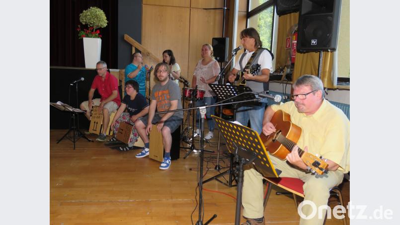 Max Schmidt (Zweiter von links) zeigte mit seiner Band "The Inclusions" von den Stiftlandwerkstätten Mitterteich, wie Inklusion gemeinsam Spaß macht. ubb