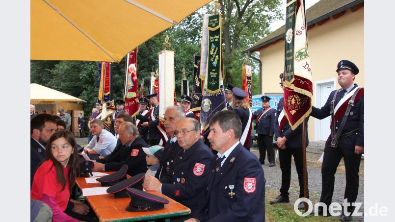 Vor dem Festzelt waren die Fahnenabordnungen der Vereine beim Gottesdienst aufgereiht. kro