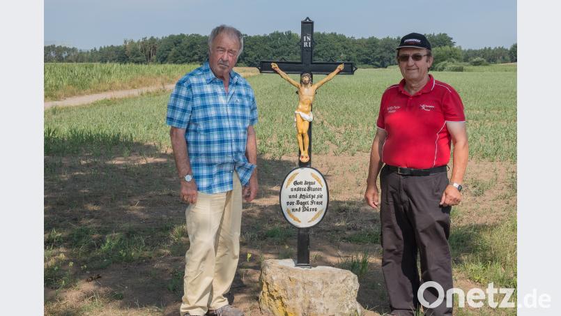 Maler Albert Meier (links) und Josef Schön (rechts) haben das Feldkreuz zwischen Altmannshof und Laubhof instandgesetzt. Bild:chl chl