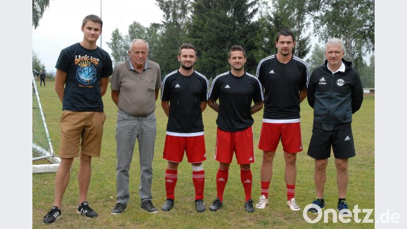Ein Teil der Neuen des Kreisligisten SV Plößberg (von links): Niklas König (FSV Tirschenreuth), Abteilungsleiter Rainer Böckl, David Lang (von einem längeren Auslandsaufenthalt zurück), Florian Knodt (SVSW Kemnath), Peter Tretter (TSV Erbendorf) und Trainer Harald Walbert. Gebert, Rudolf