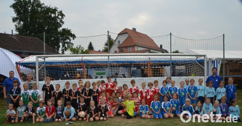 Ein F-Junioren-Turnier bereichert das Sommerfest auf dem SV-Gelände. Die Kicker der SG Vohenstrauß/Altenstadt (Mitte) holen den Pokal. dob
