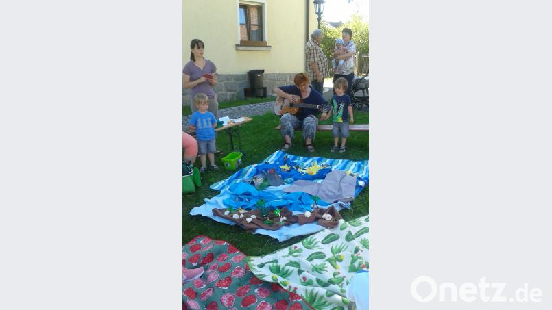 Beim Kleinkindergottesdienst bilden die Buben und Mädchen die Erde nach. öt