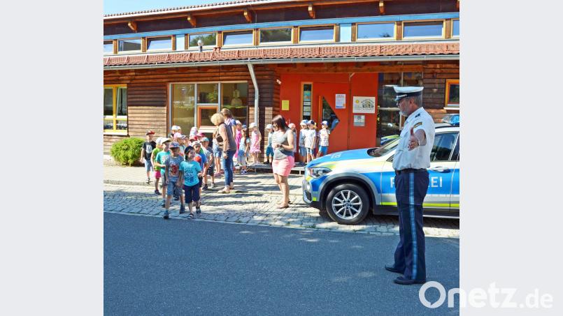 In Theorie und Praxis bereitete Christian Simon, Verkehrserzieher der Polizeiinspektion Eschenbach, die Vorschulkinder auf das richtige Verhalten auf dem Schulweg vor. ü