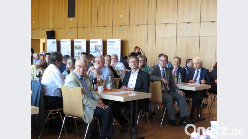 Zahlreiche Gäste waren gekommen und feierten den bereits erreichten "Meilenstein". ubb