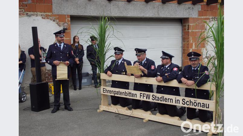 Stadlerns Feuerwehr-Vorsitzender Michael Riedl (knieend, Zweiter von links) trug der Schönauer Wehr die Bitte um Übernahme der Ehrenpatenschaft vor. mmj