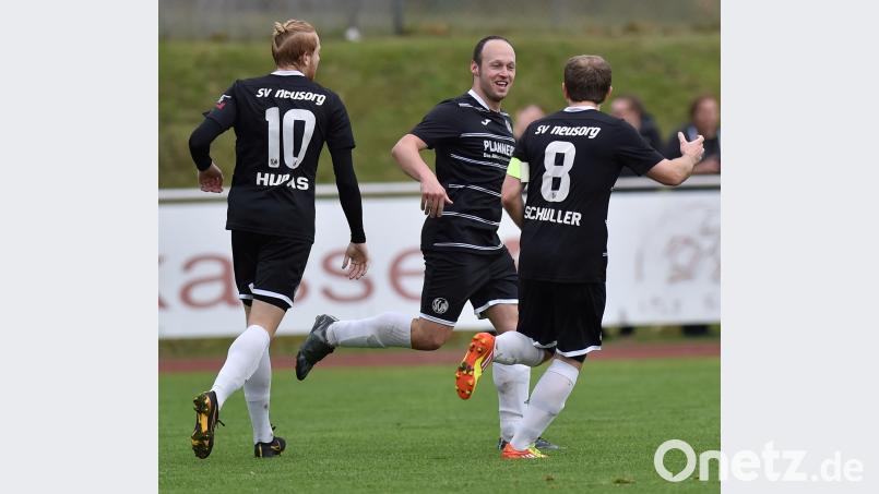 SV Neusorg - DJK Ebnath 2:1Tobias Holzinger (Mitte) jubelt nach dem 1:0 mit Sergej Schuller (rechts) und Rene HupasZum Jubeln hatte der SV Neusorg in der vergangenen Saison nur wenig Grund. Nach dem Abstieg aus der Kreisliga soll unter Neu-Trainer Christian König in der Kreisklasse West ein Neuanfang gestartet werden. Alfred Schwarzmeier [af] (alfred.schwarzmeier@oberpfalzmedien.de)