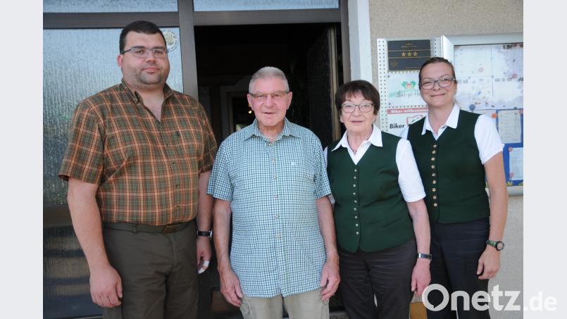 Würdiger Abschied für einen langjährigen Aktiven: Von links Stefan Frank, Harry Vogel, Lore und Belinda Kaiser (BJV-Kreisgruppe). Bild: Gebhardt