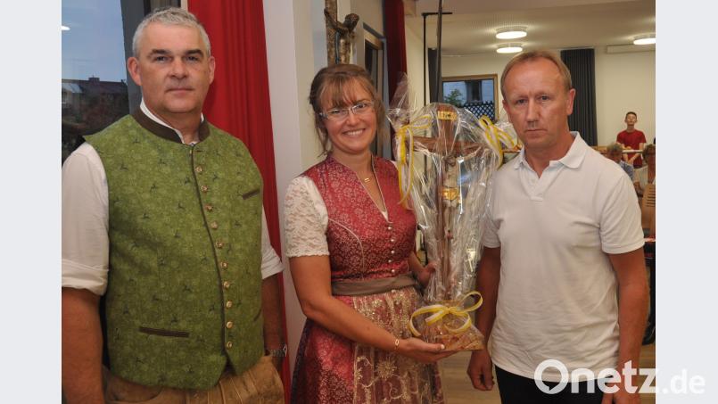 Der Vohenstraußer Pfarrgemeinderatssprecher Manfred Bauer (links) und der Böhmischbrucker Kirchenpfleger Johann Kurzka (rechts) überreichen ein Kreuz, als offizielles Geschenk von der Pfarrgemeinde. dob