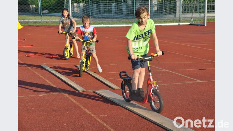 Es ist schon nicht einfach, das Brett mit dem Roller genau anzufahren. Um dann darauf auch noch die Balance zu halten und nicht über den Rand zu rollen erforderte mindestens ebenso viel Geschick. ak
