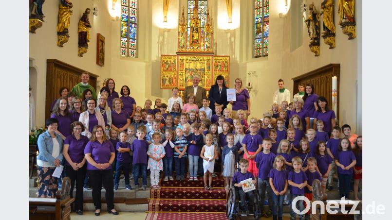 Beim Abschlussgottesdienst des katholischen Kinderhaus „Unsere liebe Frau“ zeigten die Kinder, wie schön sie singen können. Weil sich auch die Erzieherinnen im musikalischen Bereich fleißig fortbilden, gab erhielt Kindergartenleiterin Monika Zeitler von Carusos-Fachberaterin Kamila Härtl und Horst Schultes vom Fränkischen Sängerbund (oben Mitte, von rechts) die Carusos-Auszeichnung. Das Kinderhaus darf den Titel für drei Jahre tragen. exb