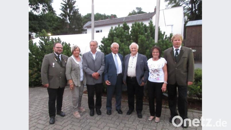 Vorsitzender und Schützenmeister Andreas Michl (von links) und zweiter Schützenmeister Stefan Meyer (rechts) dankten Oskar Schmid (von links, mit Frau) für 60-jährige Zugehörigkeit sowie den Gründungsmitgliedern Hubert Hecht und Eduard Pinzer (mit Frau). gma