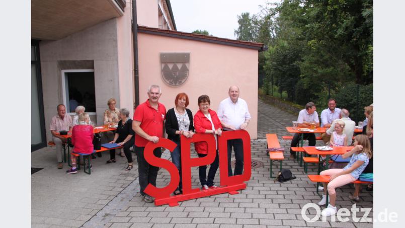 Bürgermeister und Ortsvorsitzender Uli Roth, Landtagskandidatin Jutta Deiml, Bezirkstagskandidatin Brigitte Scharf und SPD-Kreisvorsitzender Rainer Fischer vor dem Foyer der Turnhalle den