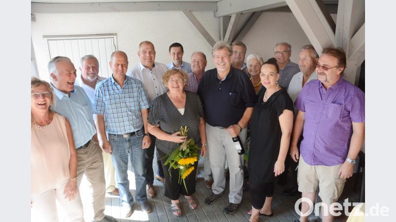 Stadtrat Hans Sperrer mit Ehefrau Luise (Mitte) im Kreise der ersten offiziellen Gratulanten. gsb