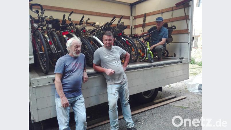 30 Räder sind in der Verladestation in Burggrub angekommen. Hans Karl (von links) von der Aktion „Für das Leben und die Hoffnung“, Piotr Cieslak und Josef Kellner, der die Fahrräder mit einem Lastwagen in Oettingen abgeholt hat, freuen sich. lep