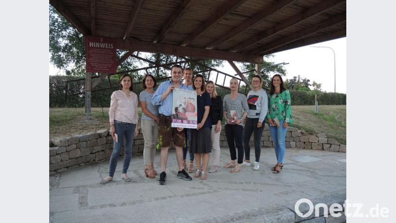 Die Vorfreude wächst: Die Mitglieder von Ladies Circle Weiden und Wirt Jürgen Füssl freuen sich auf das zweite Open-Air-Kino im Biergarten von „D’ Wirtschaft“. Der Erlös ist für den guten Zweck. vv