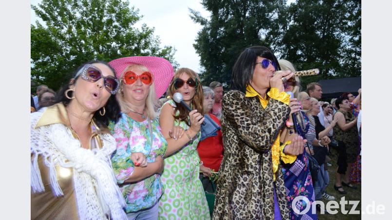 Brad Hering ist der Liebling der Damen, die sich extra fürs Konzert herausgeputzt haben. bey