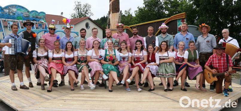 Die Sorghofer Kirwapaare 2018 mit Kirwamusikanten nach dem Baumaustanzen. er