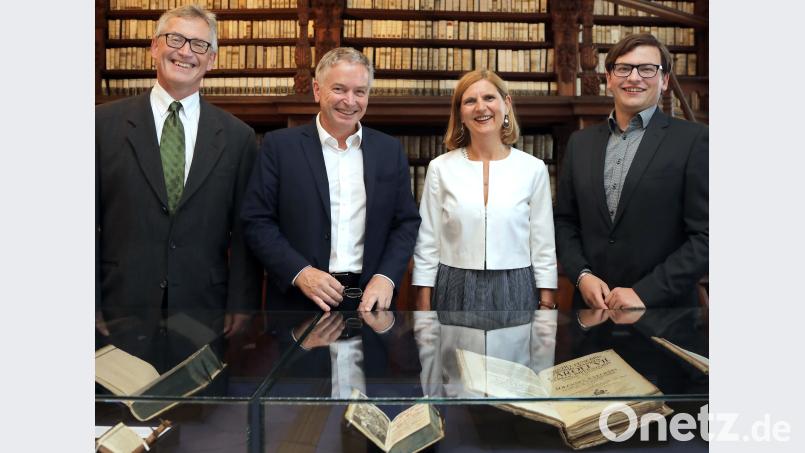 Von Links: Organisator Georg Schrott, Festredner Prof. Andreas Trampota, Provinzialbibliotheksleiterin Siglinde Kurz und Organisator Christian Malzer. Wolfgang Steinbacher