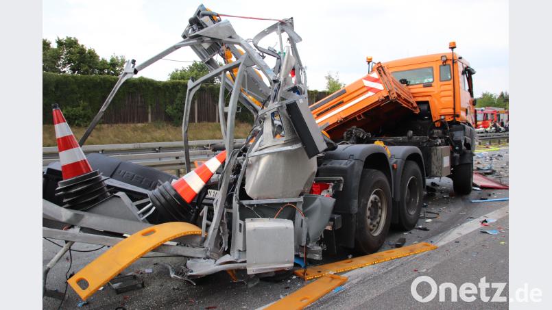 Der Sicherungsanhänger der Autobahnmeistere hat nur noch Schrottwert. Auch der vorgespannte Lastwagen wurde stark beschädigt. Dem Fahrer passierte nach ersten Erkenntnissen nichts. Thomas Dobler