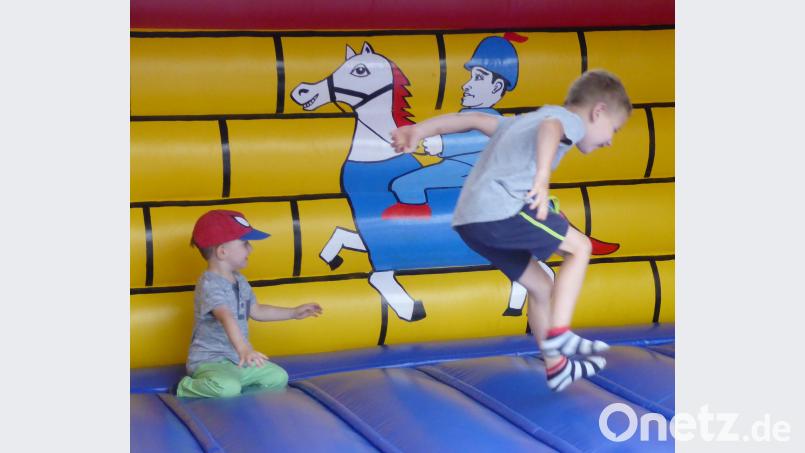 Vergnügen bereitet den Kindern auch die Hüpfburg. fsb