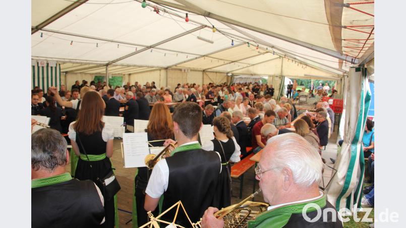 Gut gefüllt war das Festzelt beim Festgottesdienst. kro